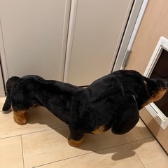 座れるダックスフンド 置物 椅子 ぬいぐるみの画像