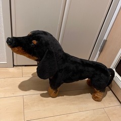 座れるダックスフンド 置物 椅子 ぬいぐるみの画像