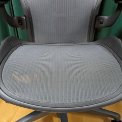 【美品】アーロンチェア リマスタード Bサイズ グラファイトベース