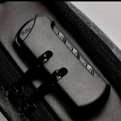 ショルダーバッグ　充電ポート付き【多機能】人気　ファッション　チェック柄　優雅　高級　耐久性　防水性　盗難防止　充電ポート　PUレザー　ナンバーロック　カジュアル　ボディバッグ　男性　男の子　日常　外出　通勤　ハイキング　ランニング　クライミング　旅行　露営　登山　新年　お誕生日　クリスマス　記念日　卒業の画像