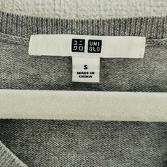【ユニクロ】Vネックニット（グレー・長袖・Sサイズ）の画像
