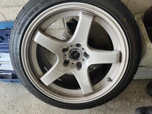 車のパーツ タイヤ、ホイール