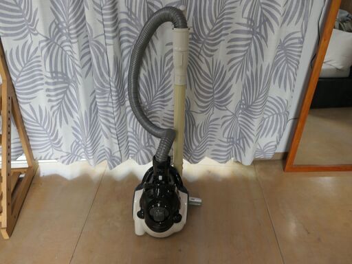 シャープ　サイクロン掃除機　紙パック要らずで楽です　450Wの高機能タイプ　傷・汚れ有り