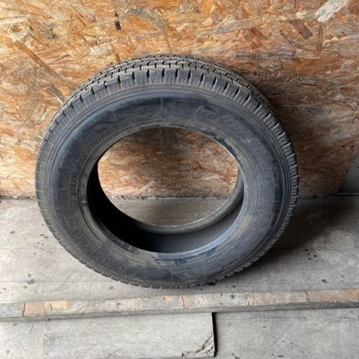 ほぼ未使用　YOKOHAMA ヨコハマ　IG91 205/70R17.5 115/113L LT 12PR スタッドレス　タイヤ　20