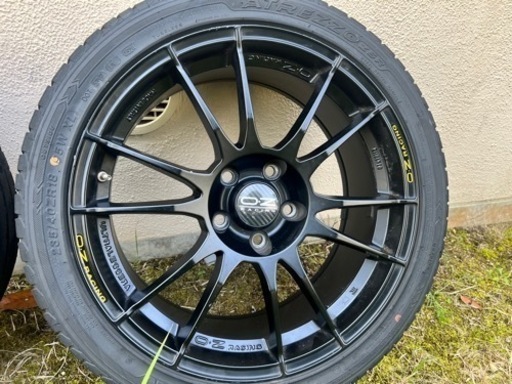 車のパーツ タイヤ、ホイール