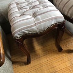 美品 欧風家具 1人用ソファー オットマン付 手彫り木製 アンティーク調 おすすめ品の画像