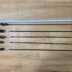 M12242【弓道具】弓矢 5本 竹矢 弓道 矢羽 弓具 羽根 矢筒 矢入付の画像