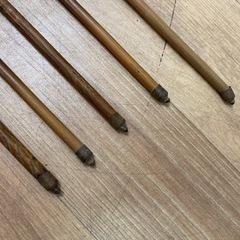 M12242【弓道具】弓矢 5本 竹矢 弓道 矢羽 弓具 羽根 矢筒 矢入付の画像