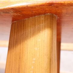 天然木の美しい杢目が印象的なローテーブルです。欅材一枚板からなる天板は温かみがあり、存在感のあるフォルムのリビングテーブル。素材感を活かした自然な表情で、和洋問わず活躍してくれます♪の画像