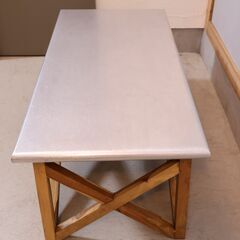 WTW(ダブルティー)で取り扱われているMARVERICKS(マーベリックス)コーヒーテーブル。アルミ天板と天然木の異素材の組み合わせが西海岸の潮風を感じさせるローテーブル。サーフスタイルにピッタリ♪の画像