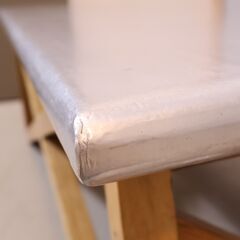 WTW(ダブルティー)で取り扱われているMARVERICKS(マーベリックス)コーヒーテーブル。アルミ天板と天然木の異素材の組み合わせが西海岸の潮風を感じさせるローテーブル。サーフスタイルにピッタリ♪の画像