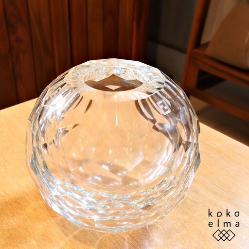 FENDI CASA(フェンディ カーサ)のフラワーベースです。花瓶としてはもちろんオブジェとしてインテリアのアクセントにもなる六角形のカットが美しい花瓶はお部屋をラグジュアリーでハイセンスな空間に♪