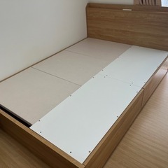 ダブルベッドフレーム　コンセント　収納付き