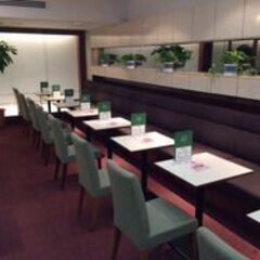 【カフェ・ルノアール　新宿京王モール店】カフェスタッフ≪未経験OK！土日遅番出来る方大歓迎！≫メリット充実♪レトロで心地よいお店☆初めてのCafeバイトOK！駅近で便利☆の画像