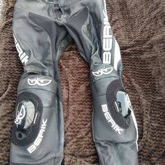 バイク用革パンツ