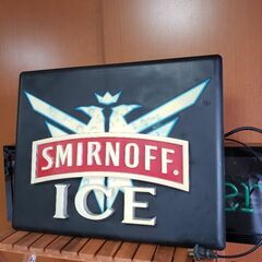 ハイネケン、スミノフのネオンとライトの画像