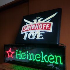 ハイネケン、スミノフのネオンとライトの画像