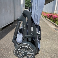 【値下げ】NUNA 2人乗りベビーカー demi grow、ベビーシート2つ、ベビーコット、レインカバー、フットマフ、カーシートアダプター2つ等の画像