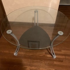 お洒落なガラステーブルの画像