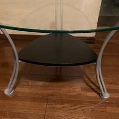 お洒落なガラステーブルの画像