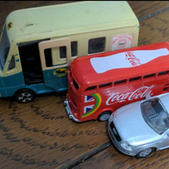 箱いっぱい　色んな車の画像