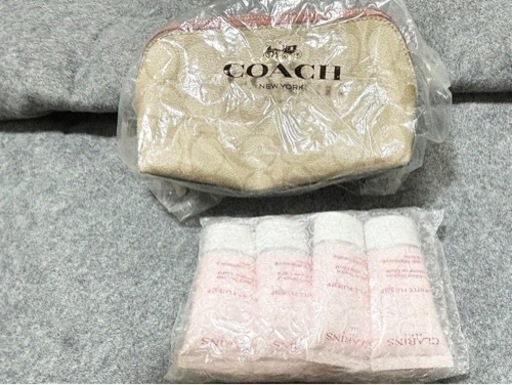 coach  ミニポーチとクラランス洗顔料4本。