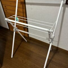 【取引中】アイリスオーヤマ 樹脂 洗濯物干し 室内物干し コンパクト収納 タオルハンガー付き 軽量 約2人用 幅約70×奥行約49×高さ約100cm X-700VRの画像