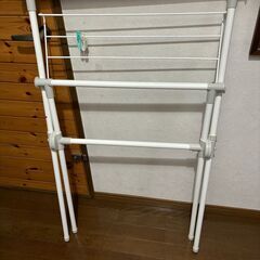【取引中】アイリスオーヤマ 樹脂 洗濯物干し 室内物干し コンパクト収納 タオルハンガー付き 軽量 約2人用 幅約70×奥行約49×高さ約100cm X-700VRの画像