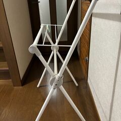 【取引中】アイリスオーヤマ 樹脂 洗濯物干し 室内物干し コンパクト収納 タオルハンガー付き 軽量 約2人用 幅約70×奥行約49×高さ約100cm X-700VRの画像