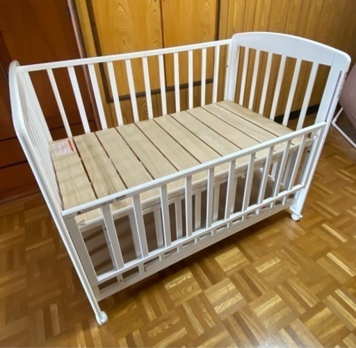 美品カトージ ベビーベッド ホワイト 品番02700 マット、ふとん付き