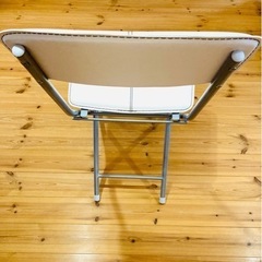 折りたたみ椅子の画像