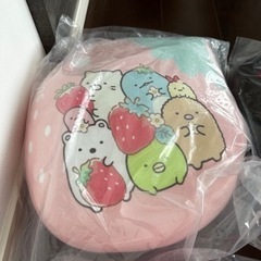 すみっこぐらしとミッキーのクッションの画像