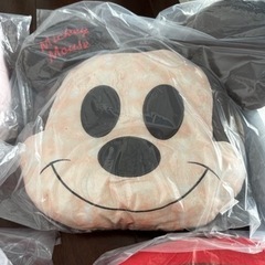 すみっこぐらしとミッキーのクッションの画像