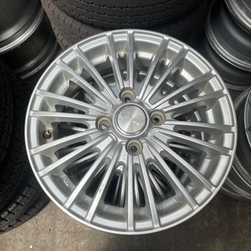 車のパーツ タイヤ、ホイール