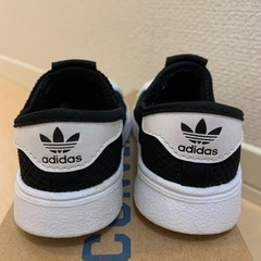 アディダス　スニーカーの画像