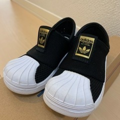 アディダス　スニーカー