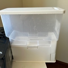 ニトリ軽量米びつの画像