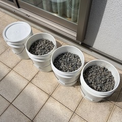 グレー色砕石 ２０㍑容器×４個セット