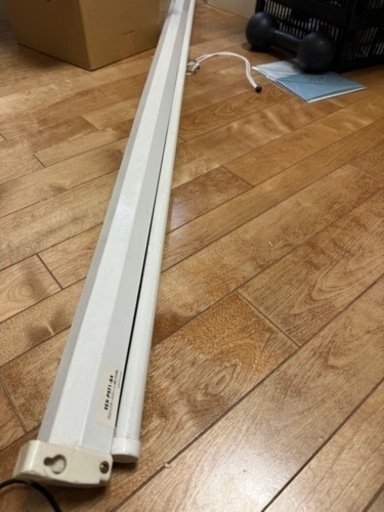 プロジェクタースクリーン84インチをお売りします