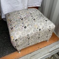 大きめのフットレスト　クッションソファ　小椅子　