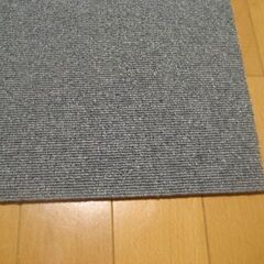 日本製タイルカーペット厚み6.5㎜・1枚２００円・在庫７２枚（２０４１）未使用品の画像