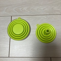 伸縮タイプのシリコンのコップとろうと