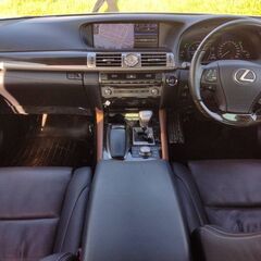 春の大感謝ＳＡＬＥ開催中！！ご来店お待ちしております！コミコミ204.8万円！！H26年 レクサス LS 600h バージョンC Iパッケージ 純正メーカーナビ　ＣＤ　ＤＶＤ　ＢＴ　フルセグＴＶ　Ｂカメラ　黒革シート　サンルーフ　シートヒーター　エアーシート　Ｐシート　Ｐバックドア　レーダークルーズ　社外エアロ　社外マフラー　社外サスコンの画像