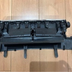 プリウスアルファー　　センターエアコン吹き出し口の画像