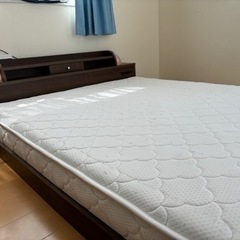 ダブルベッドの画像