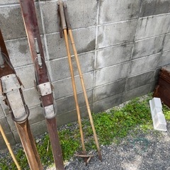 スポーツ スキー古いスキーとストックのセットの画像