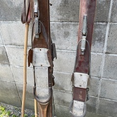 スポーツ スキー古いスキーとストックのセットの画像