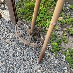 スポーツ スキー古いスキーとストックのセットの画像