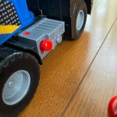 アームが駆動するレッカー車（おもちゃ）の画像
