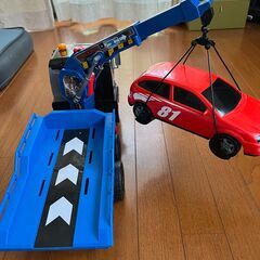 アームが駆動するレッカー車（おもちゃ）の画像